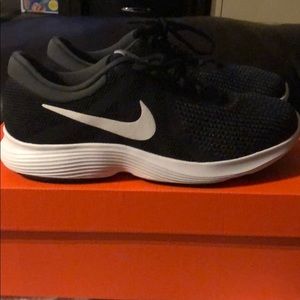 Brand new men’s Nike sz 8.5 sneakers